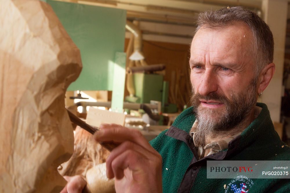 The construction of the traditional mask of the carnival of Sauris by one of Plozzer brothers , in their laboratory in Sauris di Sopra