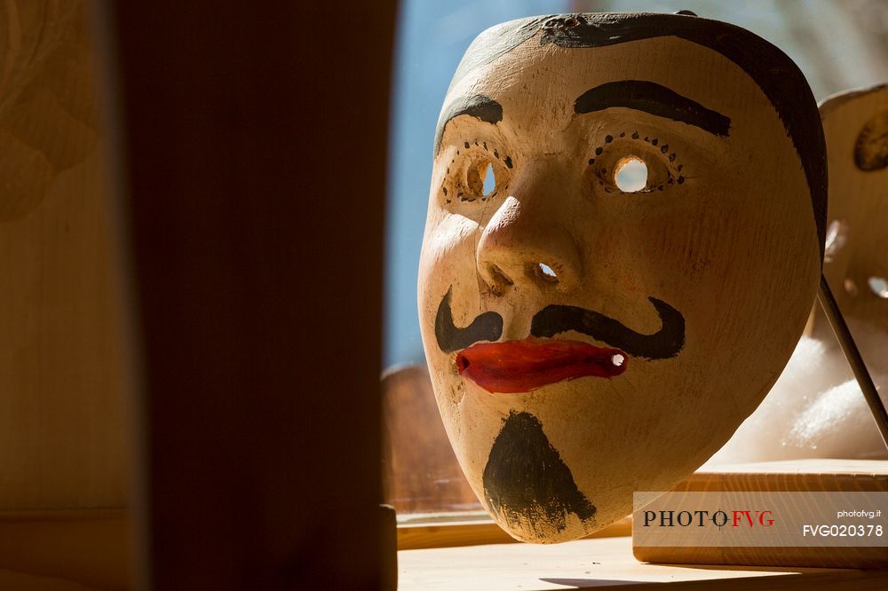 The construction of the traditional mask of the carnival of Sauris by one of Plozzer brothers , in their laboratory in Sauris di Sopra