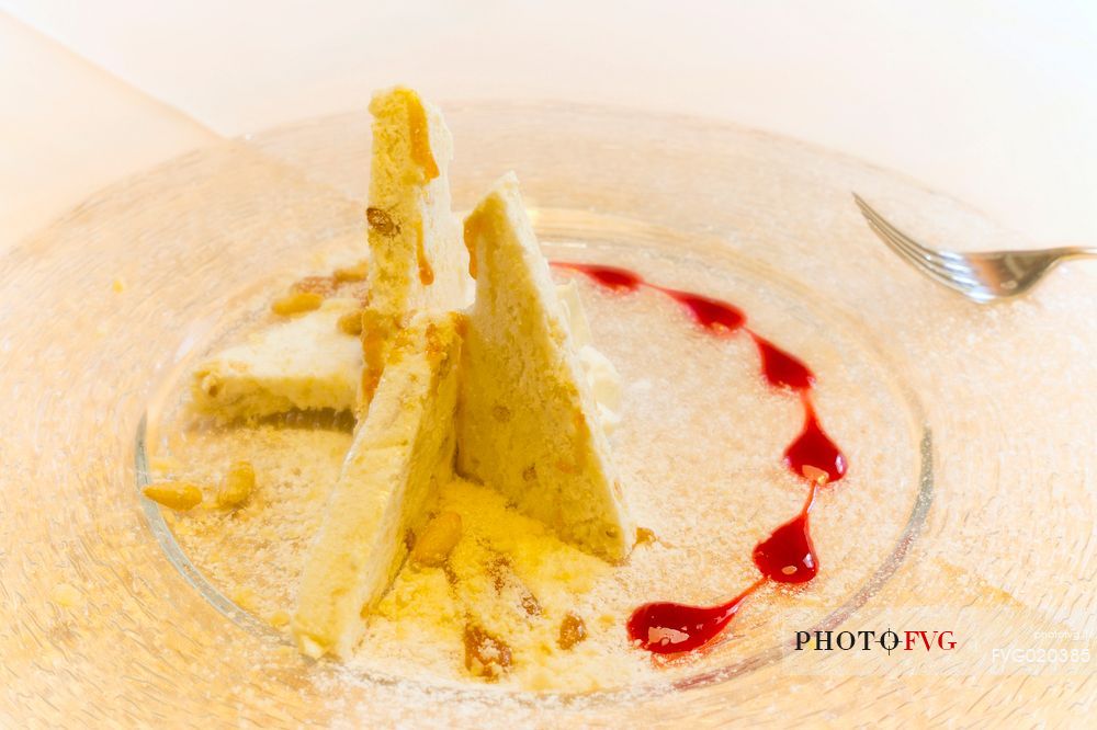 Crunchy vanilla with raspberry jam, restaurant alla Pace of Sauris