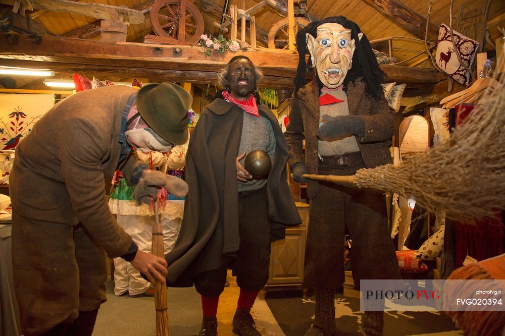 In the century-old weaving Sauris completes the dressing of the most important masks of the carnival of Sauris: the Rlar and Kheirar. Sauris di Sotto