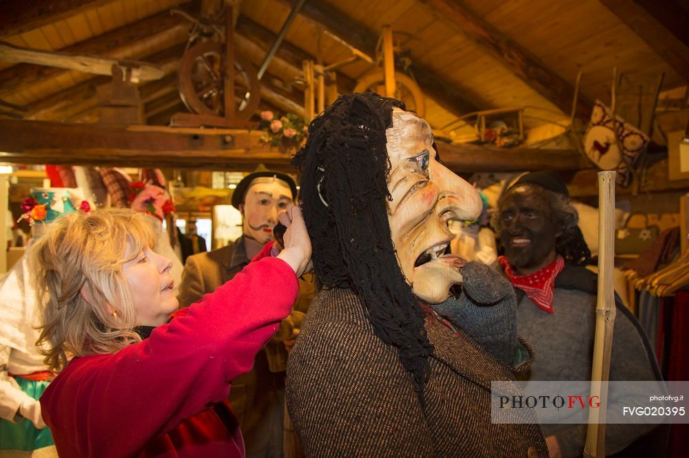 In the century-old weaving Sauris completes the dressing of the most important masks of the carnival of Sauris: the Rlar and Kheirar. Sauris di Sotto