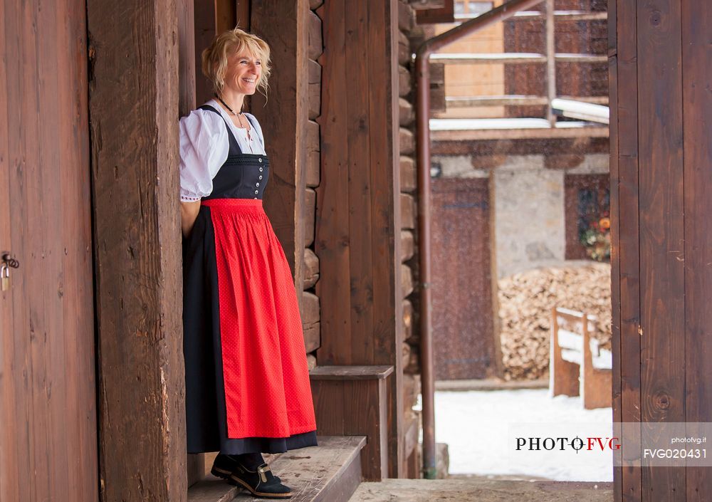 Which manages of Albergo Diffuso (hotel) of Sauris di Sopra with the traditional dress of the country , Sauris