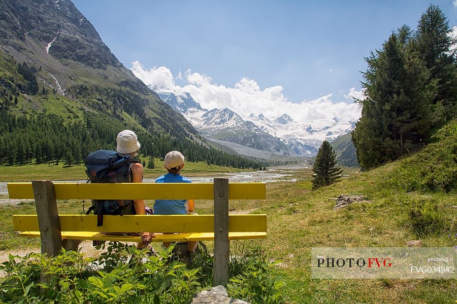 Hikers in Roseg valley, in the background the glacier and the Piz Roseg in the Bernina mountain group, Pontresina, Engadine, Canton of Grisons, Switzerland, Europe