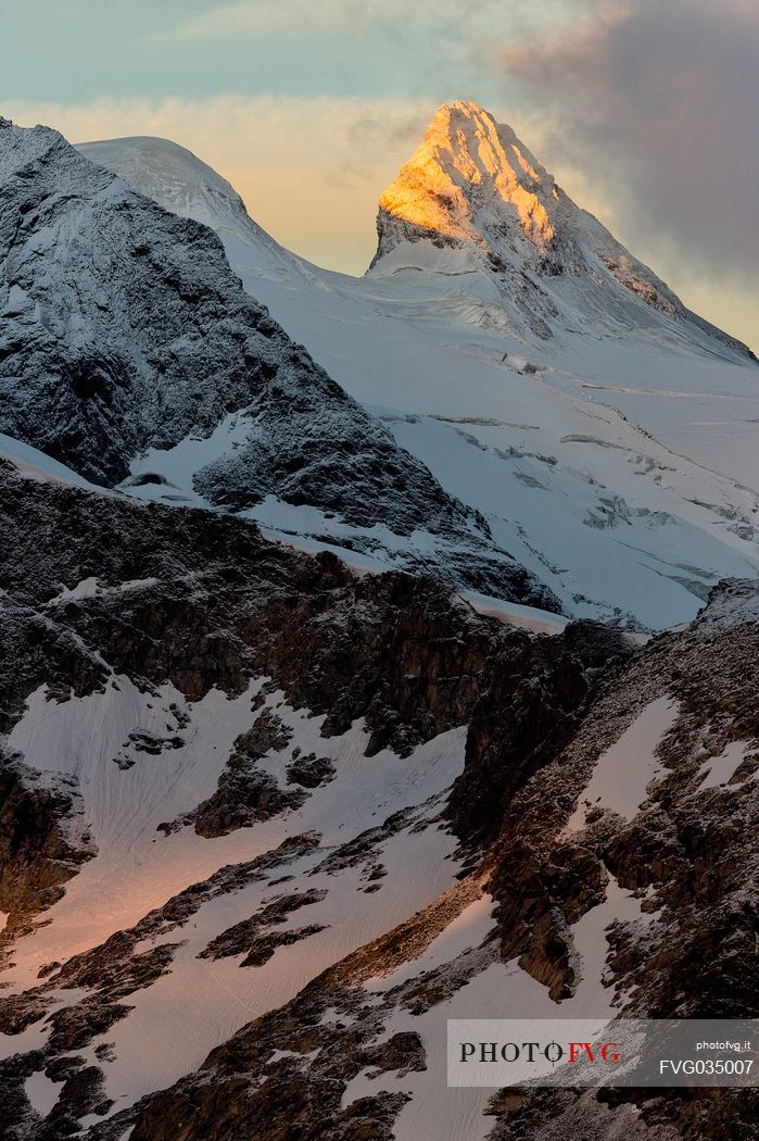Cresta Guzza peak at sunrise from Diavolezza hut, Bernina mountain range, Pontresina, Engadin, Canton of Grisons, Switzerland, Europe