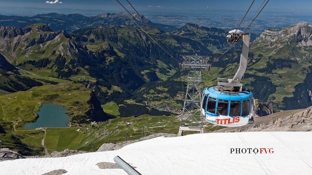 Cable Car Gondola Rotair on the Way going up Titlis Mountain, in the background the Trubsee lake, Engelberg, Canton of Obwalden, Switzerland, Europe 