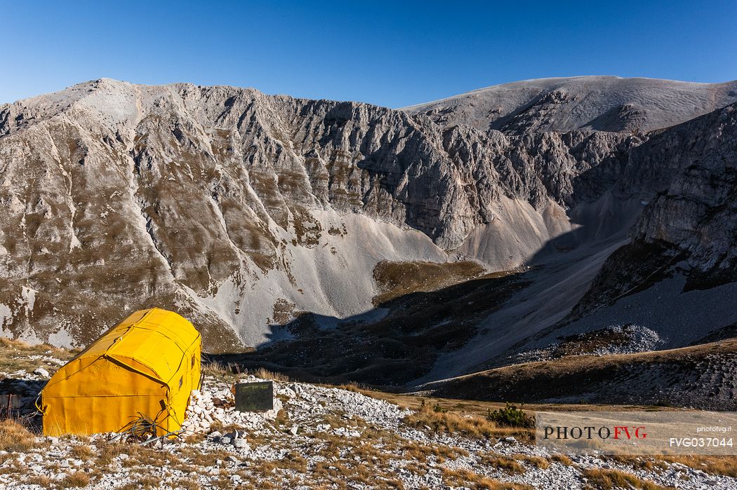 Fusco hut, amphitheater of the Murelle, Majella national park, Abruzzo, Italy, Europe