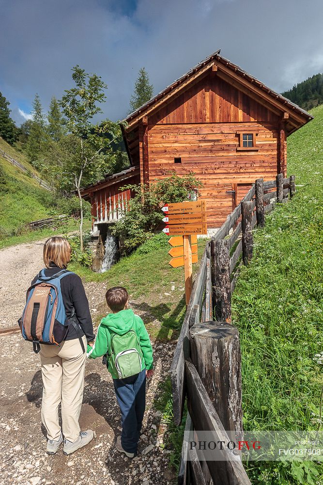 Mother and child visit the valle dei Mulini valley, Longiar, Badia valley, dolomites, South Tyrol, Italy, Europe