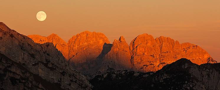 Vacalizza mountain and full moon