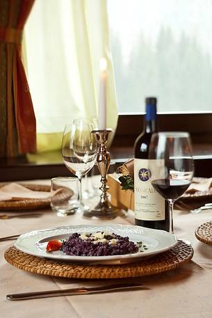 Orzotto with blueberries and alpine cheese, a typical plate of the restraunt Morgenleit in Sauris