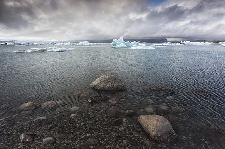 Jökulsárlón lagoon, in the background the Vatnajökull glacier Jökulsárlón lagoon, in the background the Vatnajökull glacier
