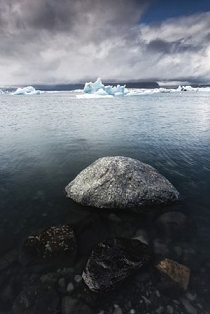 Jökulsárlón lagoon, in the background the Vatnajökull glacier Jökulsárlón lagoon, in the background the Vatnajökull glacier