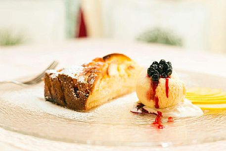 Apple pie with vanilla ice cream, blueberries and raspberry sauce, restaurant alla Pace of Sauris Apple pie with vanilla ice cream, blueberries and raspberry sauce, restaurant alla Pace of Sauris
