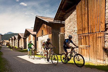 Mountain bicycle trip to the barns of Dosoledo, Comelico Superiore, Italy