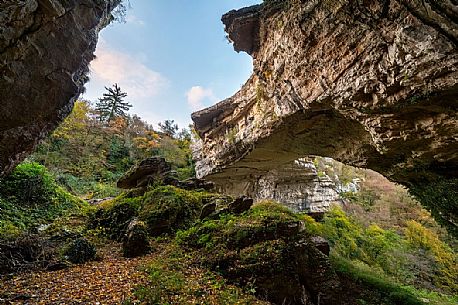 The natural bridge of Veja, one of the largest in Europe comments, Lessinia, Veneto The natural bridge of Veja, one of the largest in Europe comments, Lessinia, Veneto