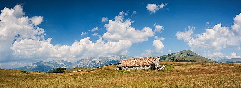 Rural hut in Monte Moricone landscape, Sibillini National Park, Italy