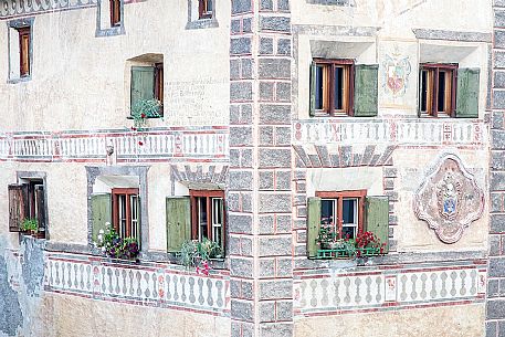 Old house frescoed in the Ardez village, a little village with painted 17th Century houses, Low Engadin, Canton of Grisons, Switzerland, Europe