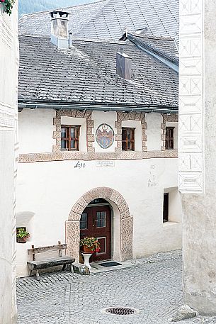 Old house in the Ardez village, a little village with painted 17th Century houses, Low Engadin, Canton of Grisons, Switzerland, Europe