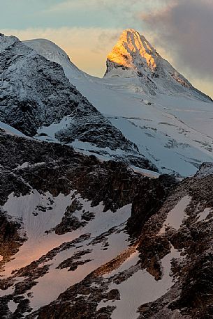 Cresta Guzza peak at sunrise from Diavolezza hut, Bernina mountain range, Pontresina, Engadin, Canton of Grisons, Switzerland, Europe
