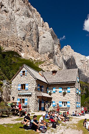 Hikers at the Rifugio Falier hut, below at the south cliff of Marmolada, Val Ombretta, dolomites, Veneto, Italy, Europe