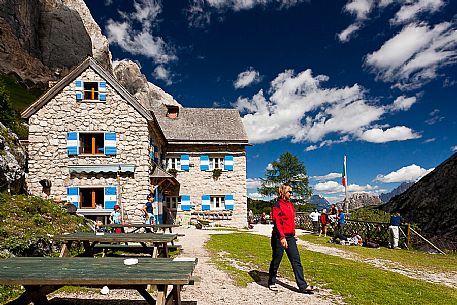 Hiker at the Rifugio Falier hut, below at the south cliff of Marmolada, Val Ombretta, dolomites, Veneto, Italy, Europe