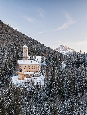 Monguelfo or Welsberg Castle in Casies valley, in the background the Picco di Vallandro mount, Pusteria Valley, South Tyrol, Italy, Europe