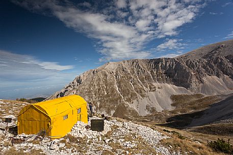 Fusco hut and the amphitheater of the Murelle, Majella national park, Abruzzo, Italy, Europe