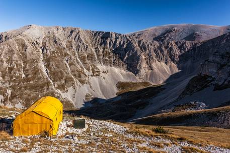 Fusco hut, amphitheater of the Murelle, Majella national park, Abruzzo, Italy, Europe