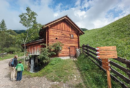 Mother and child visit the valle dei Mulini valley, Longiar, Badia valley, dolomites, South Tyrol, Italy, Europe