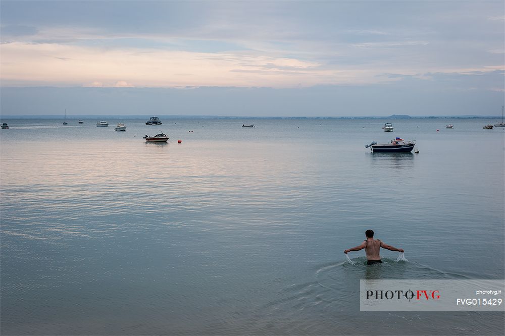 Cancale, in Brittany on the border with Normandy, is a small fishermen's village. It is not uncommon in the evening to see fishermen at the end of the day diving into the sea to relax.