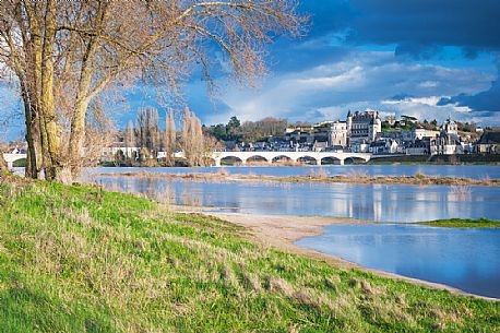 The chateau de Amboise is one of the best-known chteaux of the Loire valley. Its view from the Loire river offers a beautiful example of this Valleys landscapes, which belongs to the Unesco World Heritage.