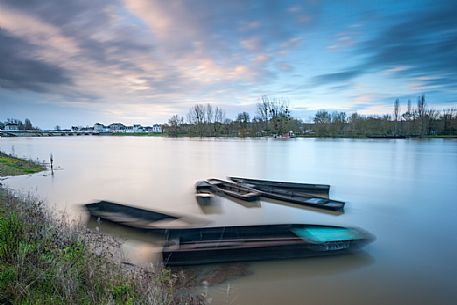 Chinon is maybe the most romantic and picturesque village of the Loire Valley, thanks to its ancient medieval streets and to its castle which dominates the river from above.