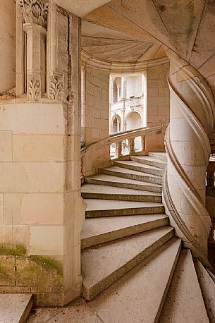 The Chateau de Chambord is the greatest of the castles in the Loire Valley. It is one of the most important castles in the french Renaissance too, as it is supposed to have been designed by Leonardo da Vinci. It is famous its double helical ramp. It is surrounded by a great natural area too. 