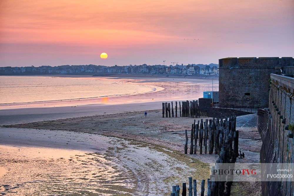 Saint Malo, the beach and the medieval walls of the ancient city at dawn, Brittany, France, Europe