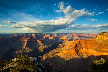 Last light before sunset on Grand Canyon rocks