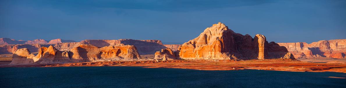 Last sun on the rocks around lake Powell, an artificial reservoir created by the Glen Canyon Dam on Colorado river.
