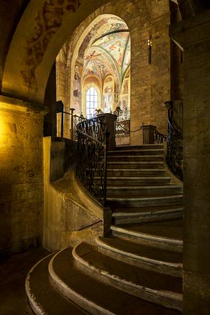 Prague Castle (Mal Strana): The Basilica of Saint George (interior), the oldest surviving church building within Prague Castle. The basilica was founded by Vratislaus I of Bohemia in 920.