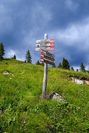 Signposting of mountain paths at the Cinque Torri mountain, Cortina d'Ampezzo, dolomites, Veneto, Italy, Europe
