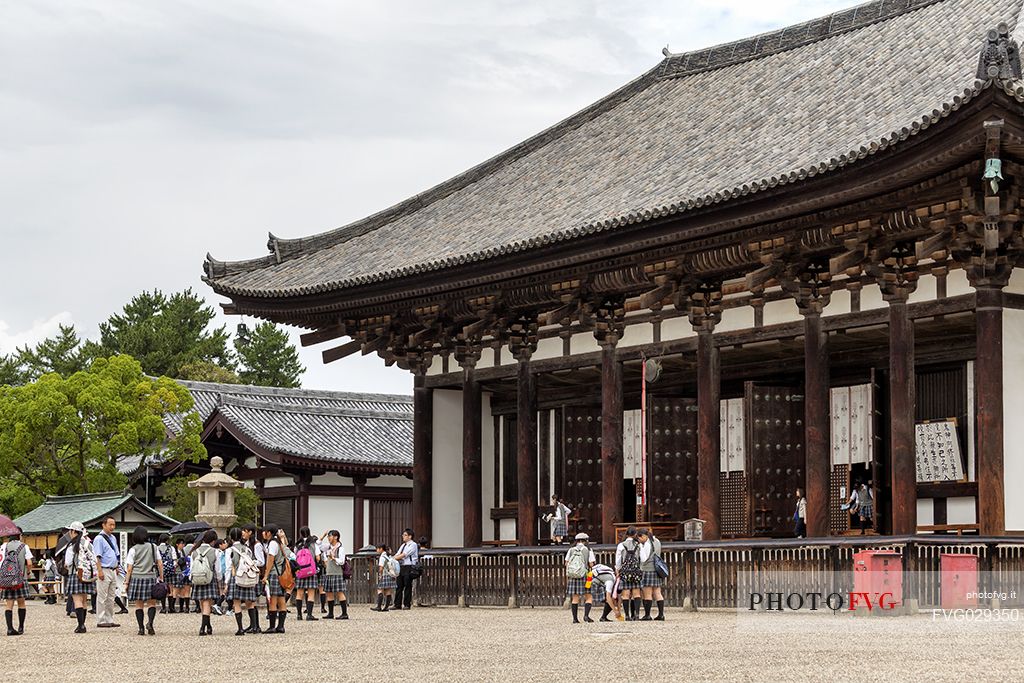 Students in front of the Kofukuji Temple, designated Unesco World Heritage, Nara, Japan