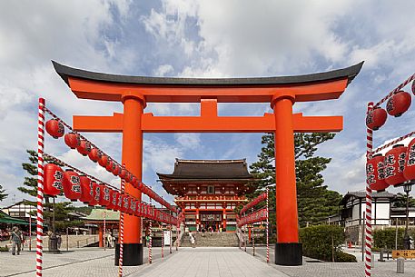 Romon Gate, shrine's entrance of the colored Fushimi Inari Taisha Shinto Temple, Kyoto, Japan Romon Gate, shrine's entrance of the colored Fushimi Inari Taisha Shinto Temple, Kyoto, Japan