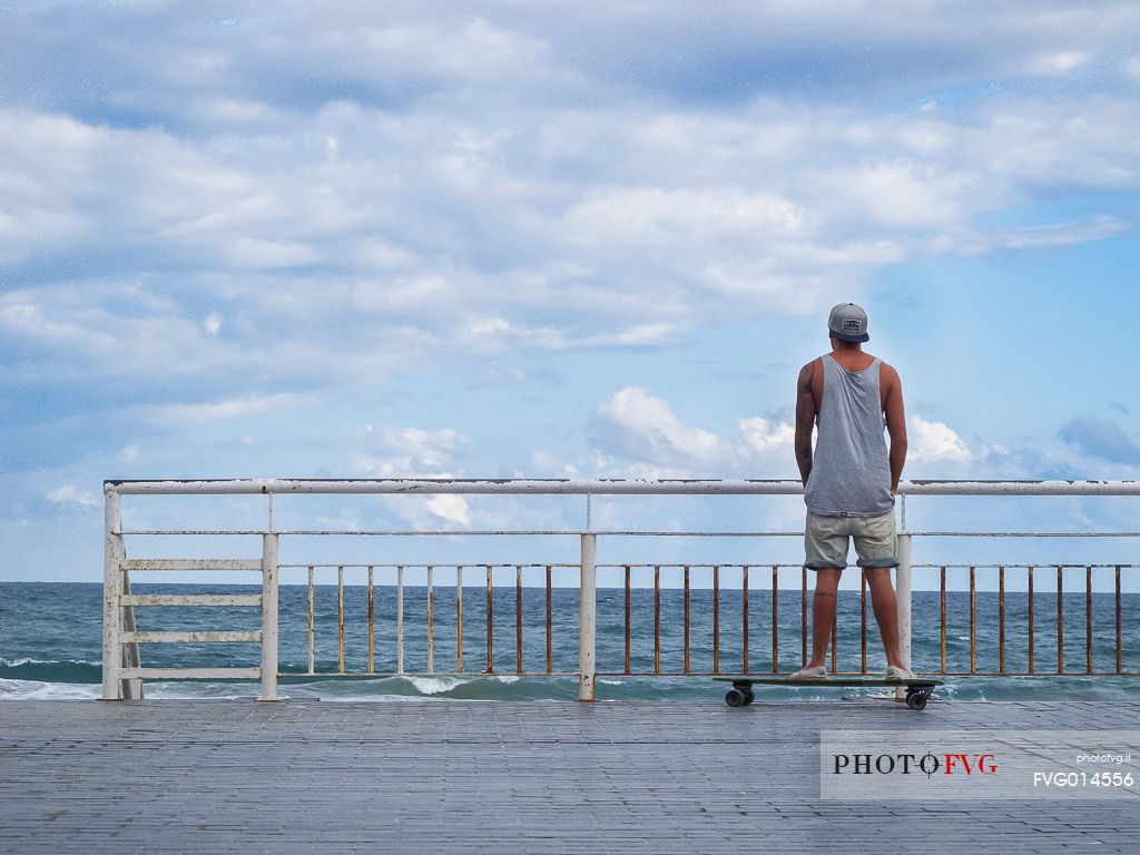 A young guy look at the ocean