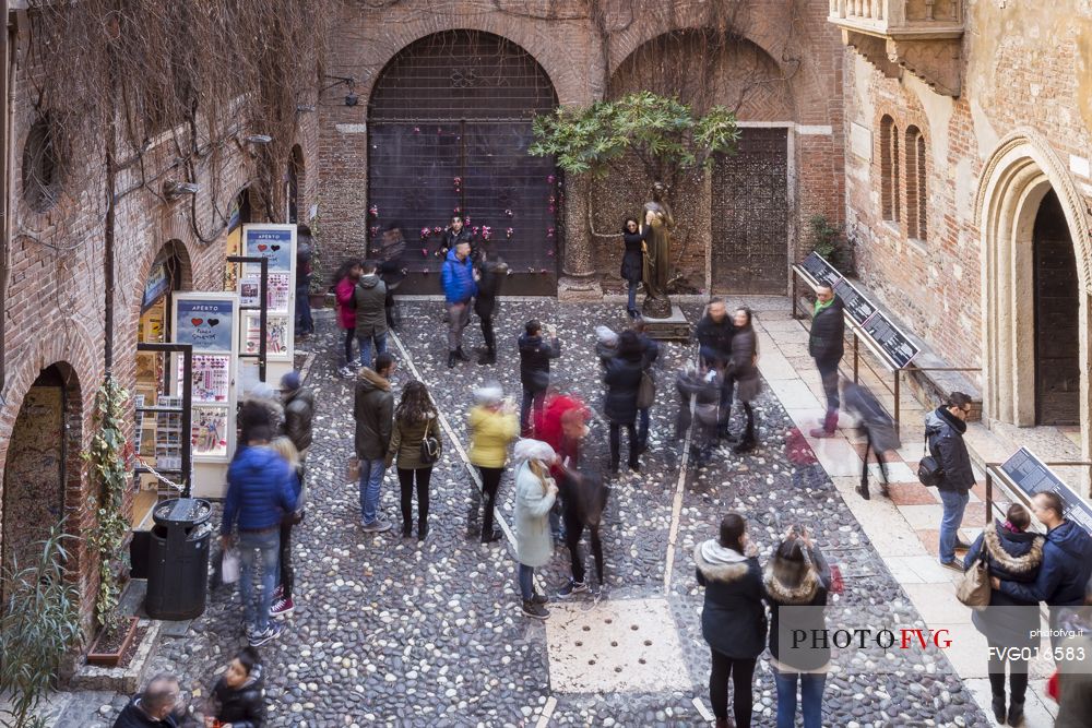 The courtyard of the house of Giulietta with tourists