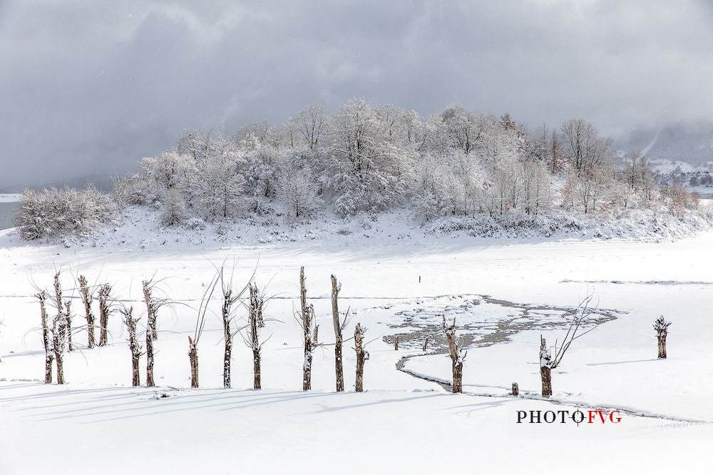 Frozen lake of Campotosto in the Gran Sasso and Monti della Laga national park, Abruzzo, Italy