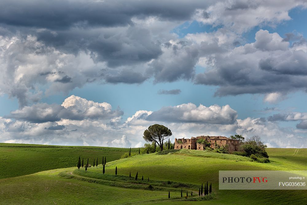 Old farmhouse in the Orcia valley, Tuscany, Italy, Europe