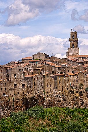 Pitigliano village, the cliff of Pitigliano is surrounded on three sides by many ravines, full of caves dug into the tuff, Maremma, Tuscany, Italy, Europe