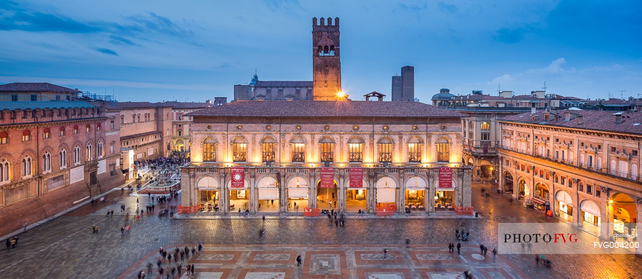 A view of Maggiore square, Re Enzo palace and Neptune fountain after the dusk A view of Maggiore square, Re Enzo palace and Neptune fountain after the dusk