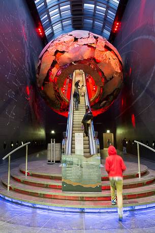 Entrance escalator into a Natural History Museum 