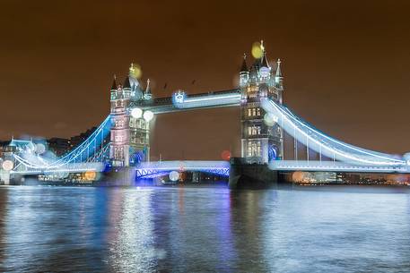 A night and magical view of London Bridge