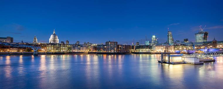 View of skyline with San Paul and the City after the dusk from the south river of Thames