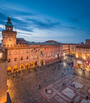 A view of Maggiore square, d'Accursio palace and Neptune fountain after the dusk
