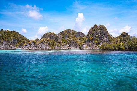 Approaching Piaynemo island, one of the Raja Ampat archipelago most popular tourist spots.
This is one of thousand island located in the northwestern sea of West Papua, one of the most remote province of Indonesia. There are about 1500 thousand island, t